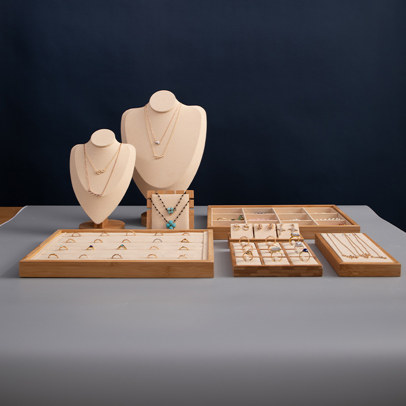 Set di manichini per gioielli in legno rivestiti in tessuto di pizzo dorato personalizzato Set di manichini per gioielli in legno rivestiti in tessuto di pizzo dorato personalizzato